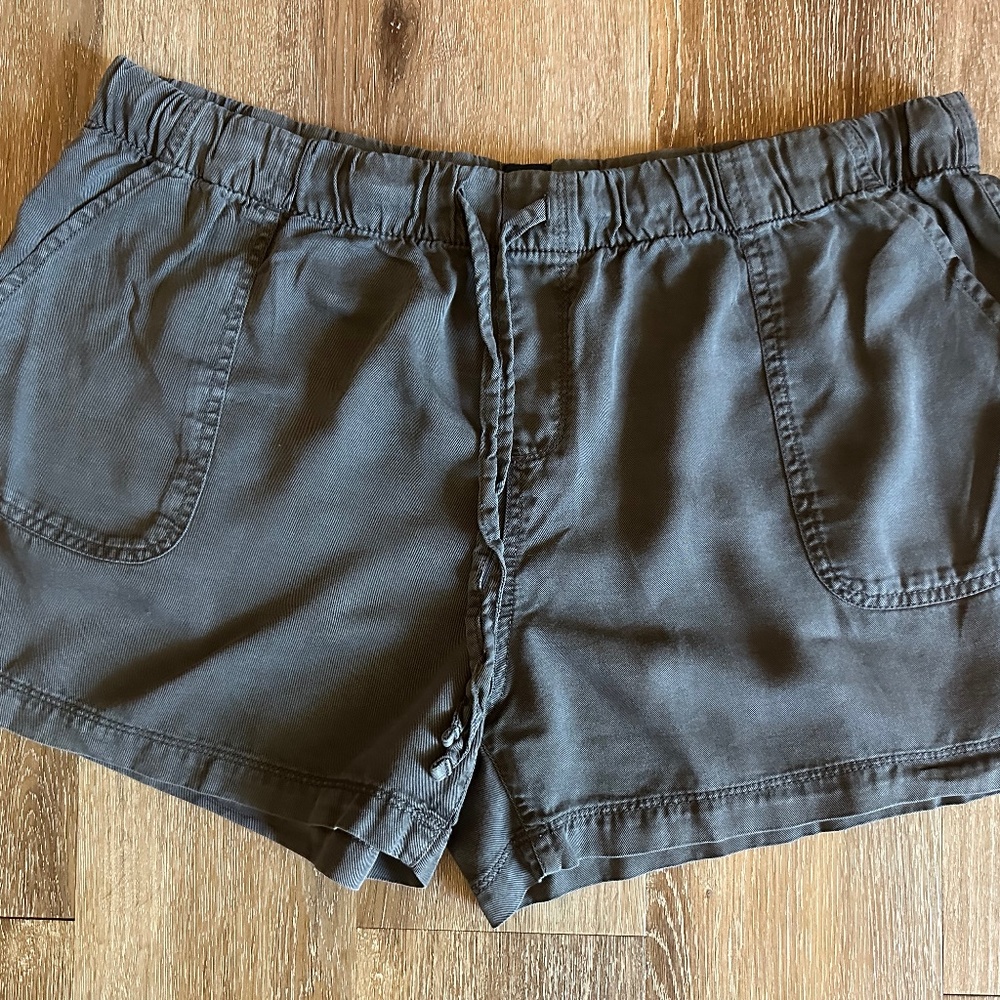 GAP Women's Elastic Waistband Shorts